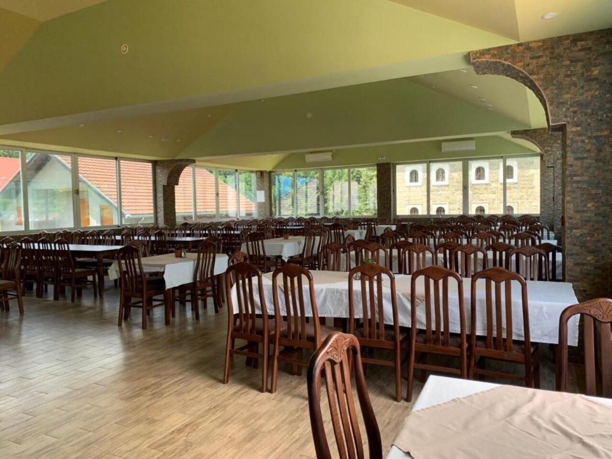 Отель Hotel Mountain View Inn Gusinje-18