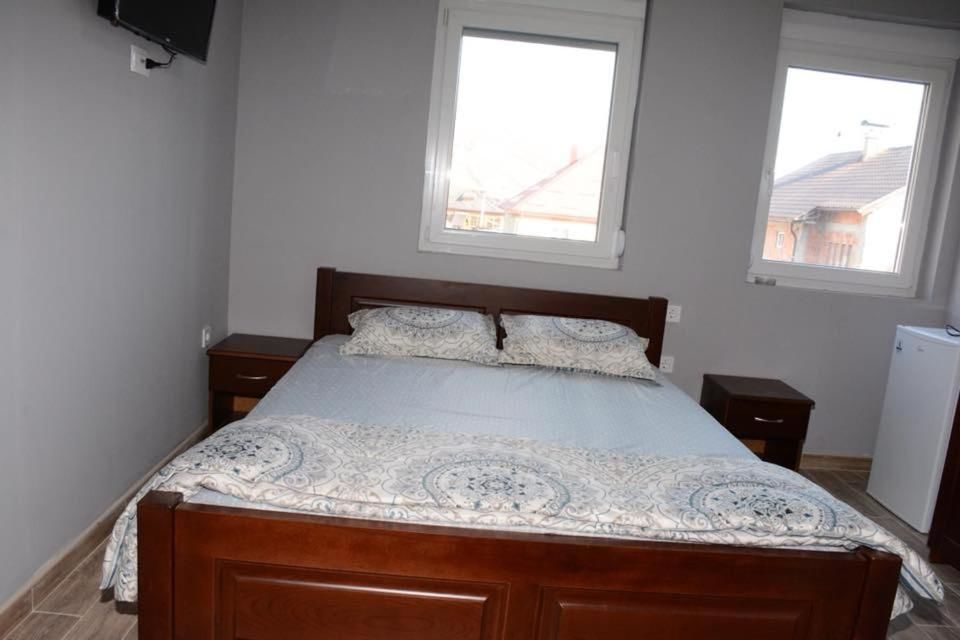 Отель Hotel Mountain View Inn Gusinje