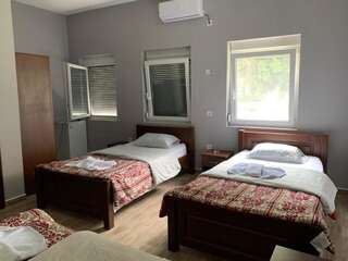 Отель Hotel Mountain View Inn Gusinje Стандартный трехместный номер-4